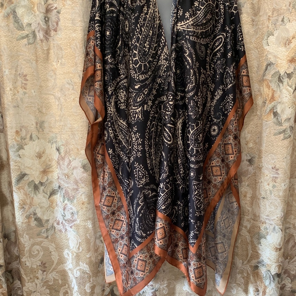 NWOT Women’s Cato Black and Brown Paisley Shawl.
